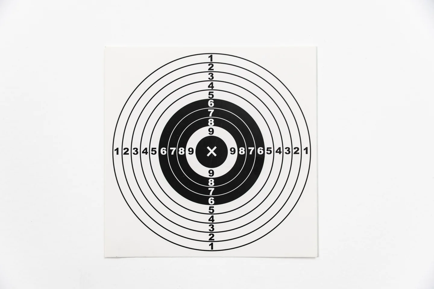 Numbered black-and-white ring target